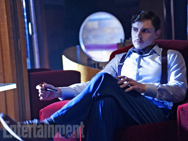 Evan Peters w serialu "American Horror Story: Hotel"