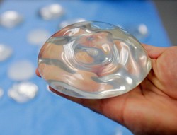 Tak zaoszczędzisz na sztucznych piersiach