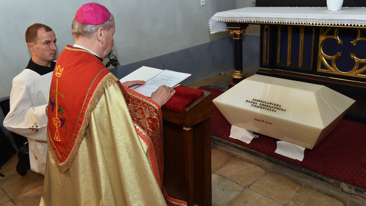 Szczątki Hanny Chrzanowskiej - prekursorki domowej opieki nad chorymi, która 28 kwietnia zostanie ogłoszona błogosławioną - zostały dziś przeniesione z krypty kościoła św. Mikołaja w Krakowie do poświęconej jej kaplicy. Tam po beatyfikacji wierni będą mogli się modlić przy relikwiach.