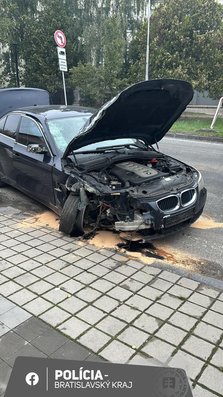 Opitý vodič v Malackách narazil do pevnej prekážky.
