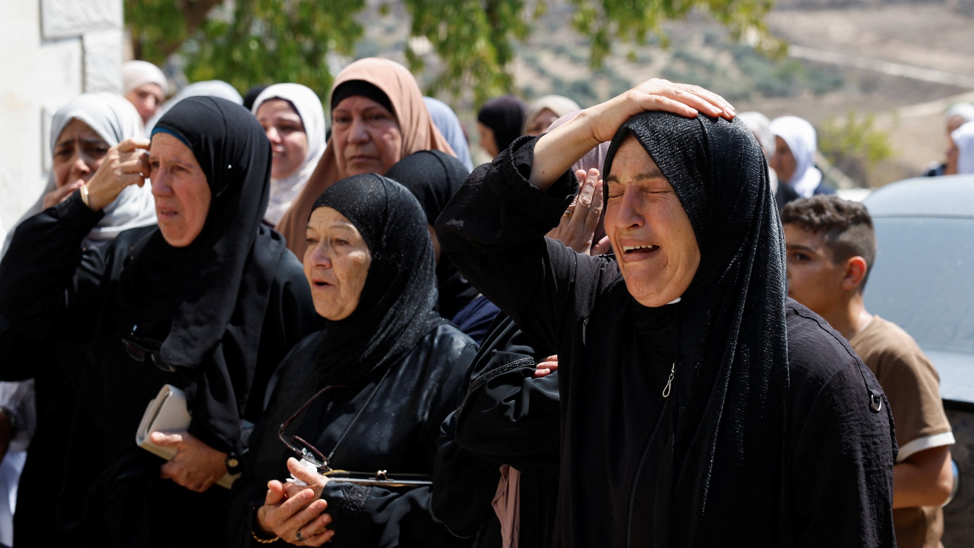 Smútiaci na pohrebe zabitého Palestínčana