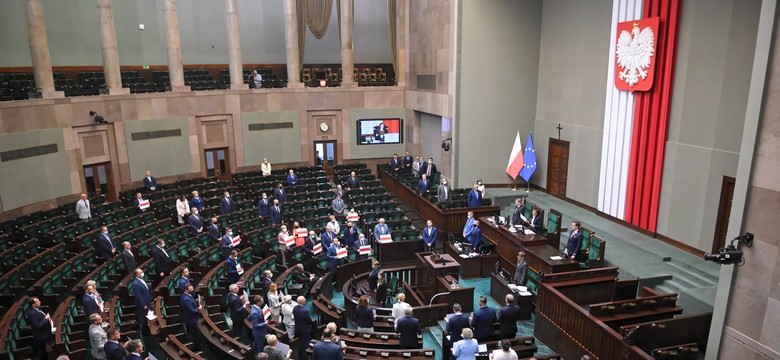 Podwyżki dla władzy. Politycy komentują akcję "Ubierz swojego posła"