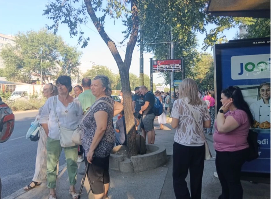 Građani čekaju na autobuskim stajalištima u Beogradu