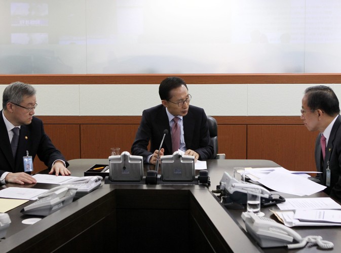 Prezydent Korei Południowej Lee Myung-bak wysłuchuje raportu na temat północnokoreańskiego ataku