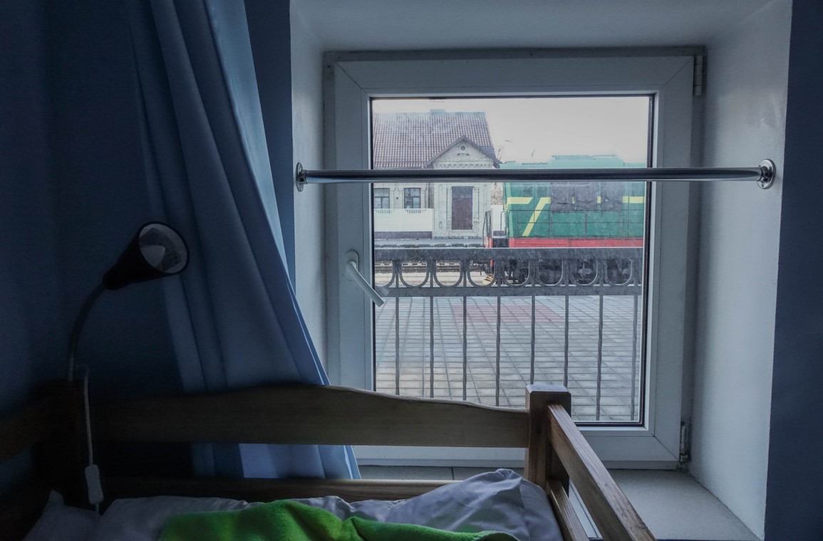 Widok z okna hostelu na peron