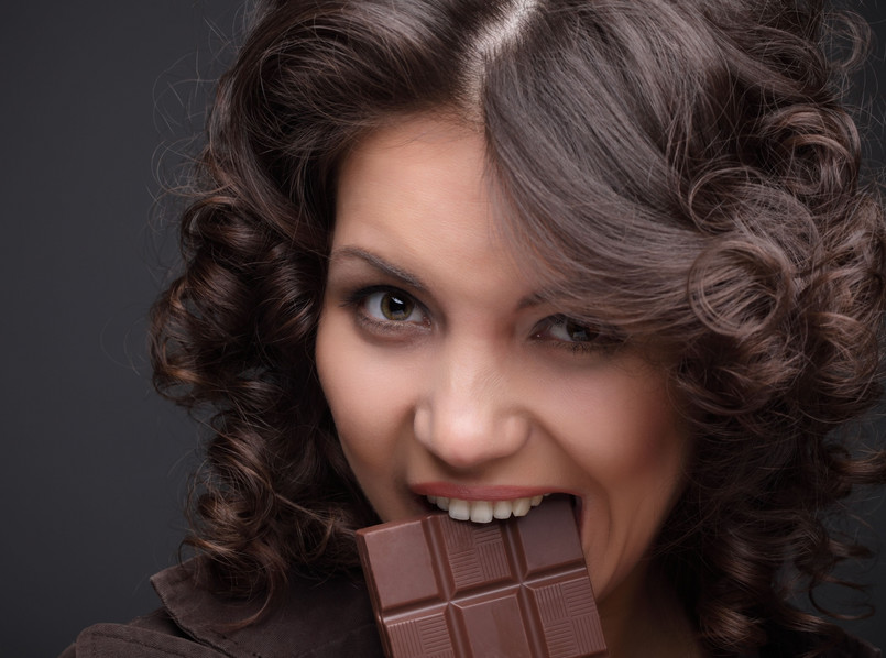 Powszechnie wiadomo, że słodycze to wróg numer jeden naszych zębów. Ale nie ciemna czekolada! W przeciwieństwie do innych słodkich smakołyków, zmniejsza ryzyko próchnicy. W swoim składzie zawiera teobrominę - główny alkaloid kakao o gorzkim smaku wzmacniający szkliwo, a także taninę, która nie pozwala przywierać bakteriom do powierzchni zębów. Co ciekawe, im bardziej gorzka czekolada, tym więcej antyoksydantów zwalczających wolne rodniki w naszym organizmie. Dwie grupy przeciwutleniaczy w tym słodkim produkcie mają szczególne znaczenie dla jamy ustnej. Wśród nich są flawonoidy, które hamują powstawanie niebezpiecznych dla zębów kwasów oraz polifenole mające za zadanie neutralizować mikroorganizmy, które powodują nieświeży oddech, a także zapobiegać infekcjom dziąseł i walczyć z próchnicą
