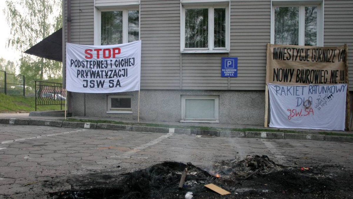 W kopalniach Jastrzębskiej Spółki Węglowej (JSW) w poniedziałek rano rozpoczął się strajk, zorganizowany przez działające tam związki zawodowe. Zgodnie z zapowiedziami związkowców, wydobycie węgla ma zostać wznowione we wtorek rano, po pełnej dobie protestu.