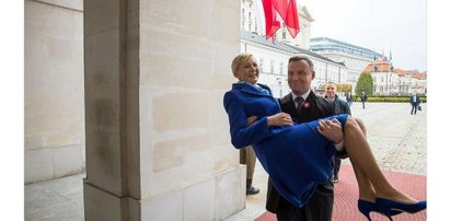 Andrzej Duda nosi żonę na rękach!