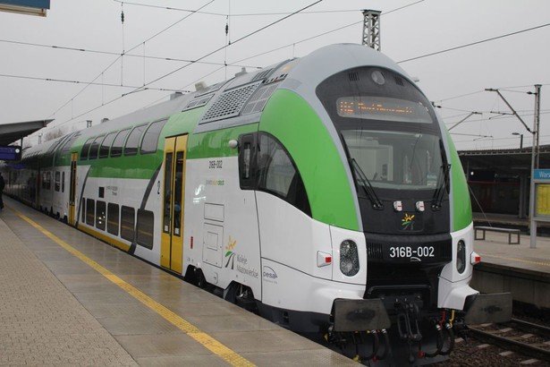 Pociąg powstał w systemie „push-pull” („ciągnij-pchaj”). Na czym polega to rozwiązanie? W podstawowej konfiguracji pojazd składa się z lokomotywy elektrycznej (to wariant „ciągnij”), maksymalnie sześciu piętrowych wagonów środkowych i wagonu sterowniczego, dzięki któremu można zmieniać kierunek jazdy bez przepinania lokomotywy (to opcja „pchaj”). Czyli w przypadku ciągnięcia pociąg jest sterowany z lokomotywy, a w razie pchania z wagonu sterowniczego. Opcję zmiany kierunku mają też elektryczne zespoły trakcyjne (ezt), np. Pendolino i Flirt. Te są jednak pozbawione lokomotyw: napęd jest zintegrowany, a kabiny sterownicze znajdują się na obu końcach pociągu. W przeciwieństwie do ezt-ów pociągi typu „push-pull” można dowolnie skracać i wydłużać.