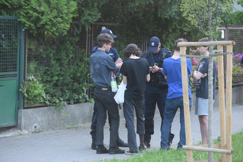 Służby nagrywają protestujących ludzi pod domem Kaczyńskiego. Oto dowód!