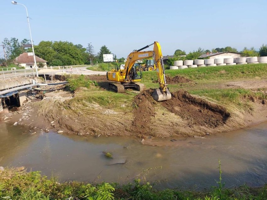 Gradnja privremenog mosta u Adranima nakon poplava