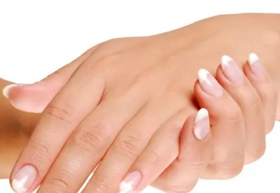 Japoński manicure: blask różowej perły na paznokciach