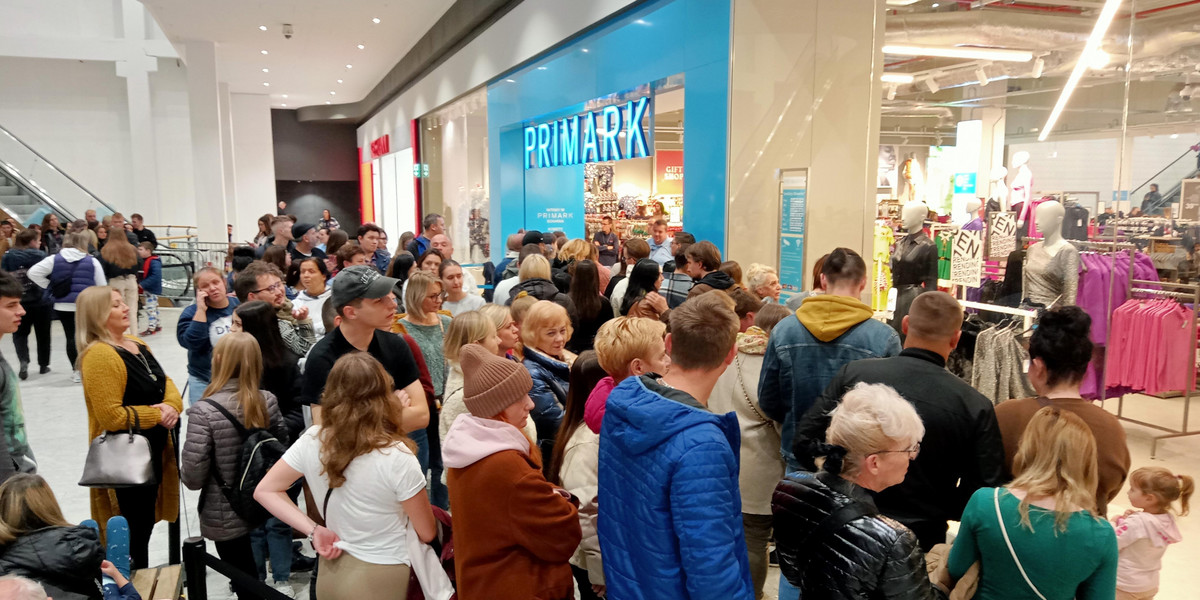 Tłumy klientów na otwarciu sklepu Primark w Krakowie.
