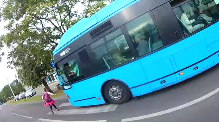 Majdnem elütötte a busz a kislányt Kőbányán /Fotó: YouTube