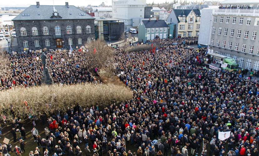 TŁUM DOMAGAŁ SIĘ DYMISJI PREMIERA. Tysiące osób na ulicach Reykjavíku