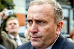 Schetyna o obniżeniu wieku emerytalnego: Nie pierwszy raz prezydent staje wyraźnie po stronie PiS