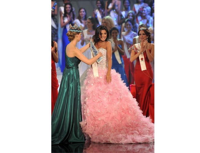 Szarfę odebrała z rąk Miss World 2010 Amerykanki Alexandrii Mills