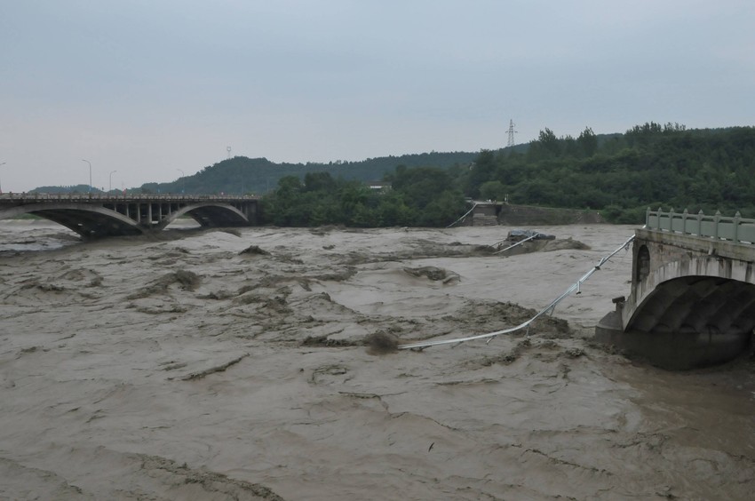 U trenutku rušenja, na mostu se nalazio nepoznat broj automobila i pešaka
