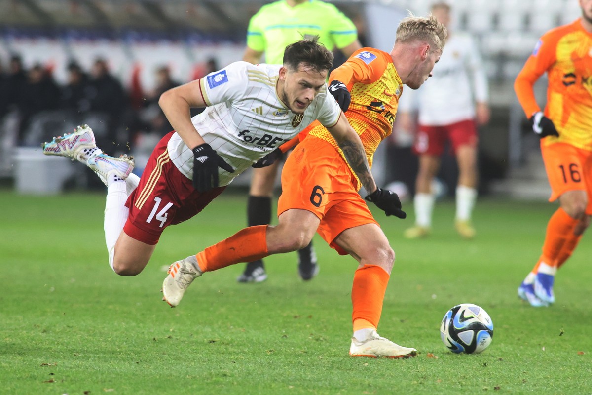 Zawodnik ŁKS Łódź Michał Mokrzycki (L) i Tomasz Makowski (P) z KGHM Zagłębia Lubin podczas meczu 16. kolejki piłkarskiej Ekstraklasy