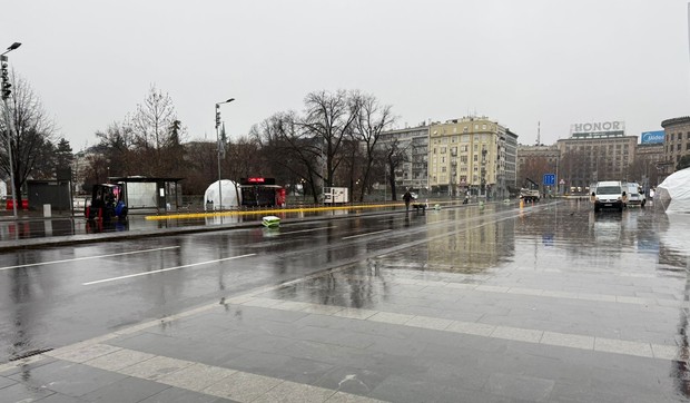 Uklonjen novogodišnji bazar ispred Skupštine