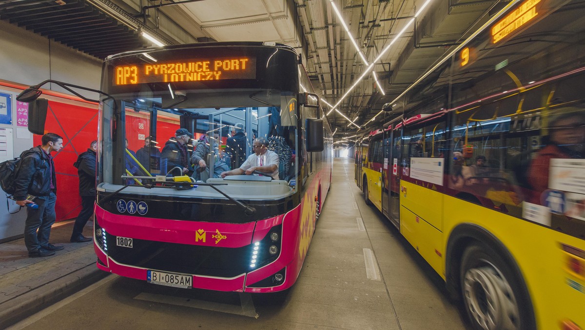 Metropolitalny autobus kursujący na lotnisko w Pyrzowicach zmieni od jutra swoją trasę. W rozkładzie linii AP1 od początku marca pojawią się dwa nowe przystanki: "Zabrze Goethego" oraz "Bytom Dworzec". W związku ze zmianą wprowadzona została korekta godzin odjazdów, zmieniły się też czasy przejazdów pomiędzy przystankami. 