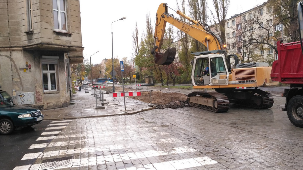 Wraz z rozpoczęciem prac związanych z budową torowiska na ulicy Hubskiej we Wrocławiu, kierowcy stanęli w gigantycznym korku. A to dopiero początek utrudnień, które potrwają ponad rok. Największych problemów można się spodziewać w przyszłe wakacje.