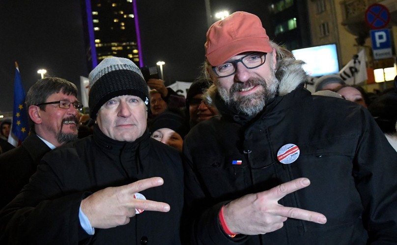 Władysław Frasyniuk i Mateusz Kijowski na marszu Komitetu Obrony Demokracji 'Stop Dewastacji Polski!'