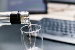 Alkohol podczas pracy zdalnej? Oto, co za to grozi