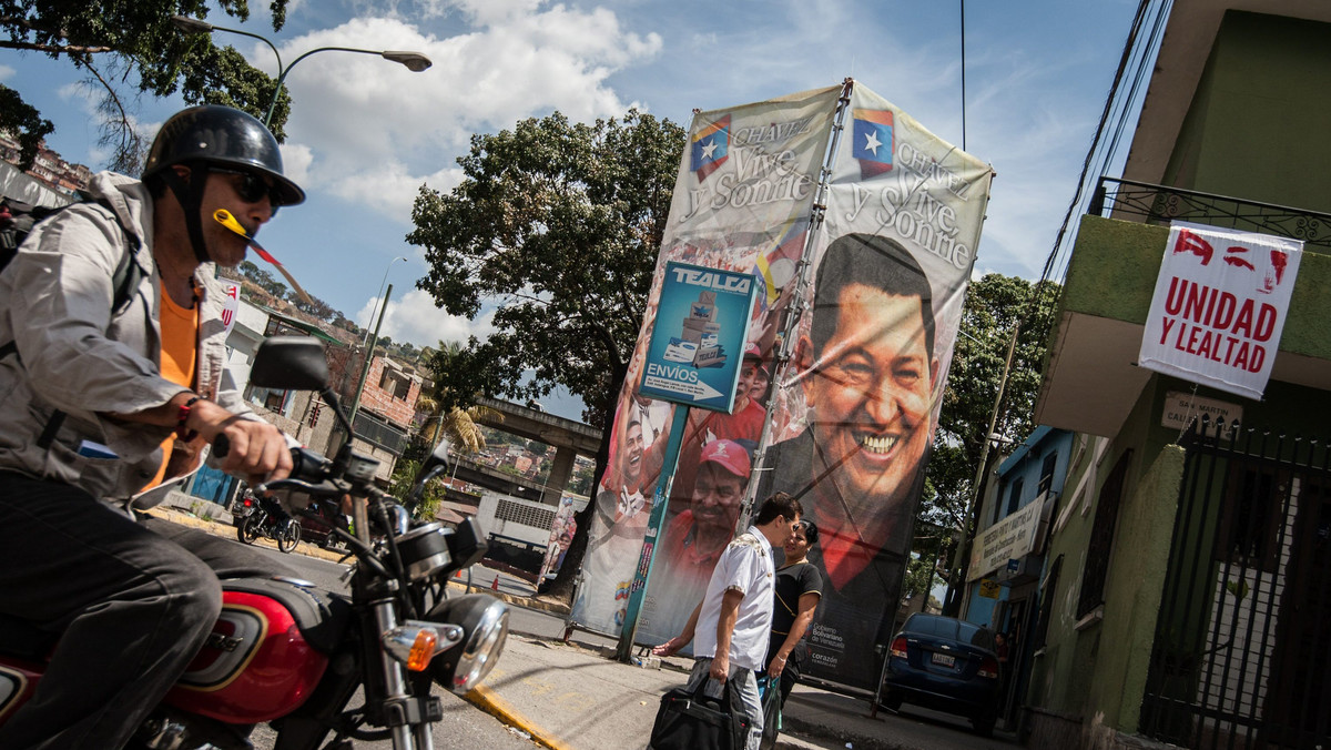 Prezydent Wenezueli Hugo Chavez przechodzi chemioterapię i "prowadzi walkę o życie" - oświadczyły w nocy władze w Caracas.