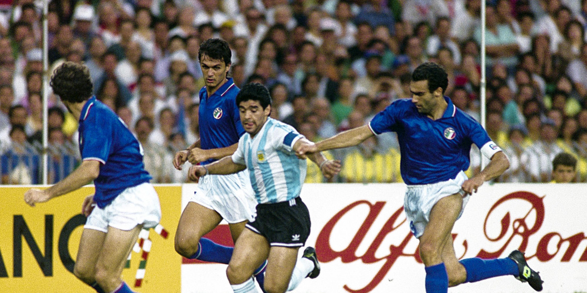 Diego Maradona (z piłką)