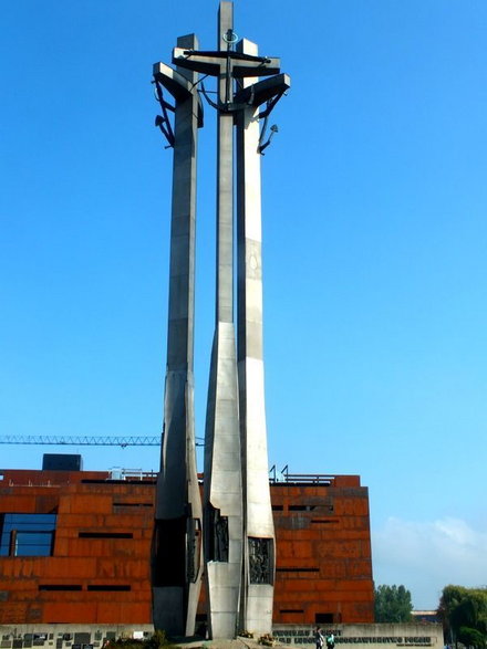 Pomnik Poległych Stoczniowców w Gdańsku (fot. Aw58, opublikowano na licencji Creative Commons Attribution-Share Alike 4.0 International)