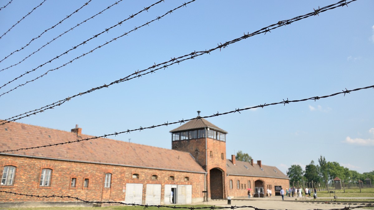 Po interwencji ambasady RP w Brukseli belgijski dziennik "Het laatste Nieuws" zmienił błędne określenie "polski obóz" odnoszące się do Auschwitz na "obóz koncentracyjny Auschwitz w Polsce" - poinformowała polska placówka dyplomatyczna.