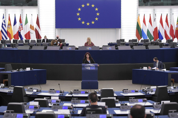 Helena Dalli na mównicy Parlamentu Europejskieo