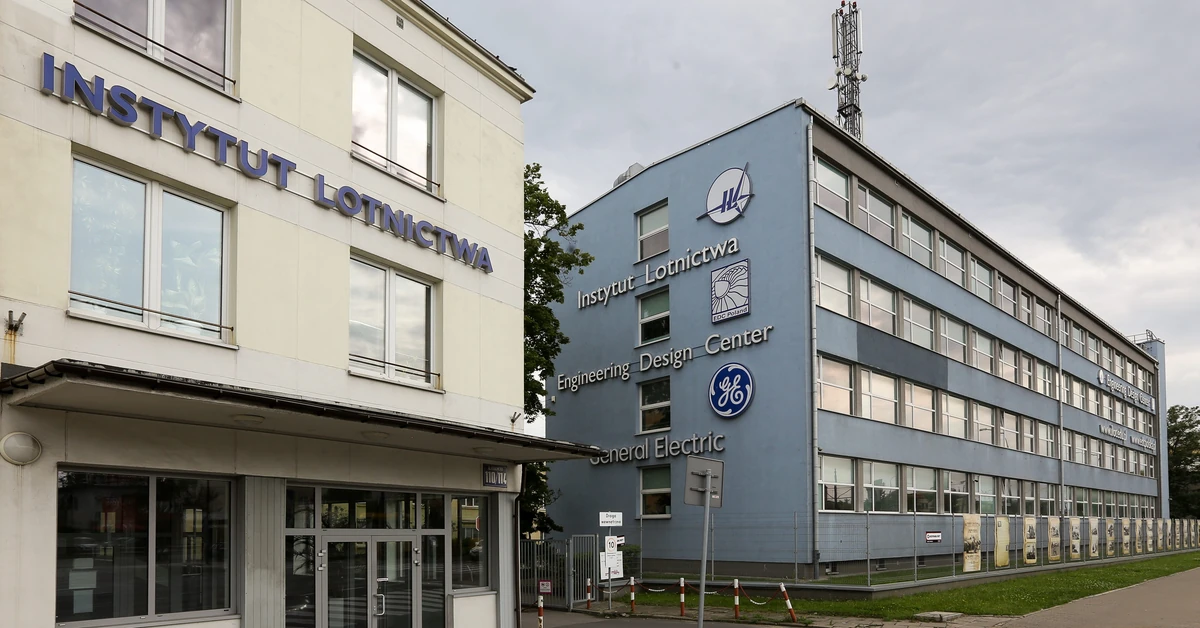 Samochód uderzył w budynek Instytutu Lotnictwa. "Wyleciały okna i drzwi"