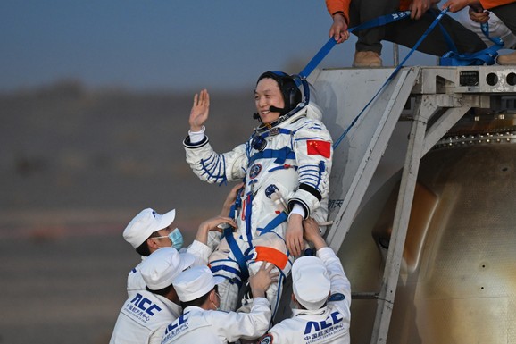 Najduža pojedinačna orbitalna misija ikada: Kineski astronauti iz misije Šendžou-21 sleteli na Zemlju (FOTO)
