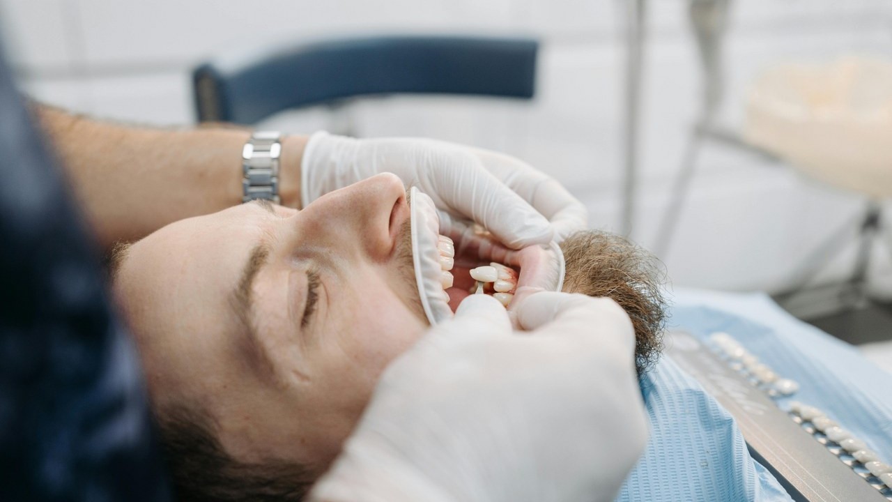 Implant dentar la tinerii născuți fără un dinte permanent: ce se întâmplă după ce cade dintele de lapte?
