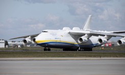 An-225 Mrija, największy samolot świata, wylądował w Warszawie