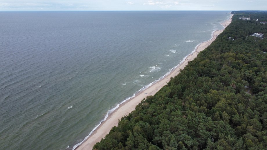 Widok na bałtyckie wybrzeże w okolicy budowy hotelu.