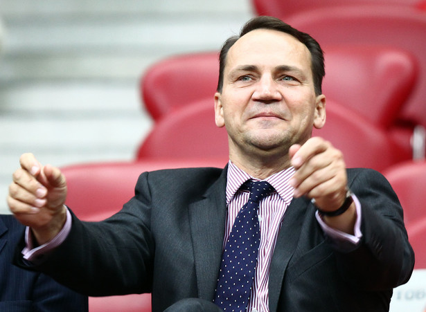 Radosław Sikorski przyłapany! Jego limuzyna narozrabiała na drodze