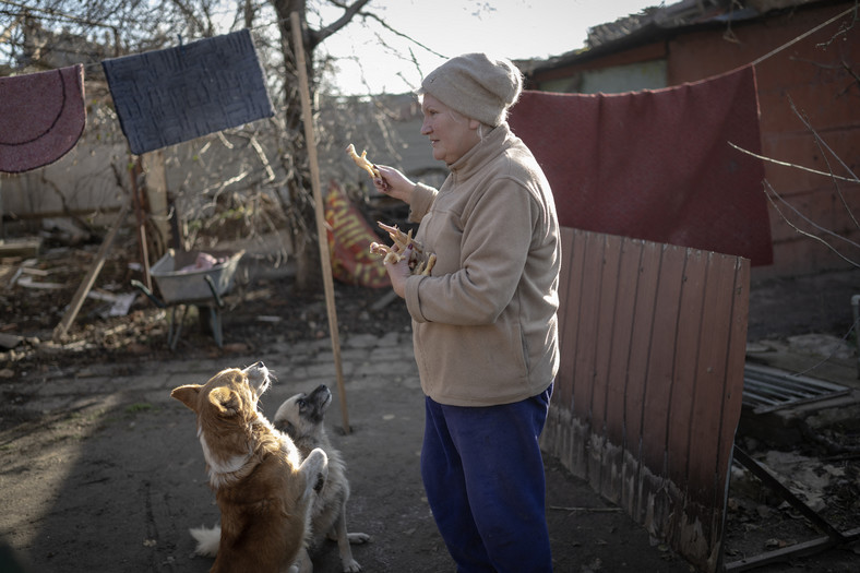 61-letnia Lubow bawi się z porzuconymi psami w Orichiwie na Ukrainie, 5 grudnia 2023 r.
