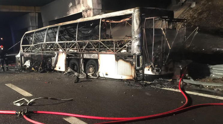 A gimnazista diákokat szállító 
busz pillérnek rohant Verona 
közelében. A jármű kigyulladt, 
és percek alatt teljesen kiégett /Fotó: AFP