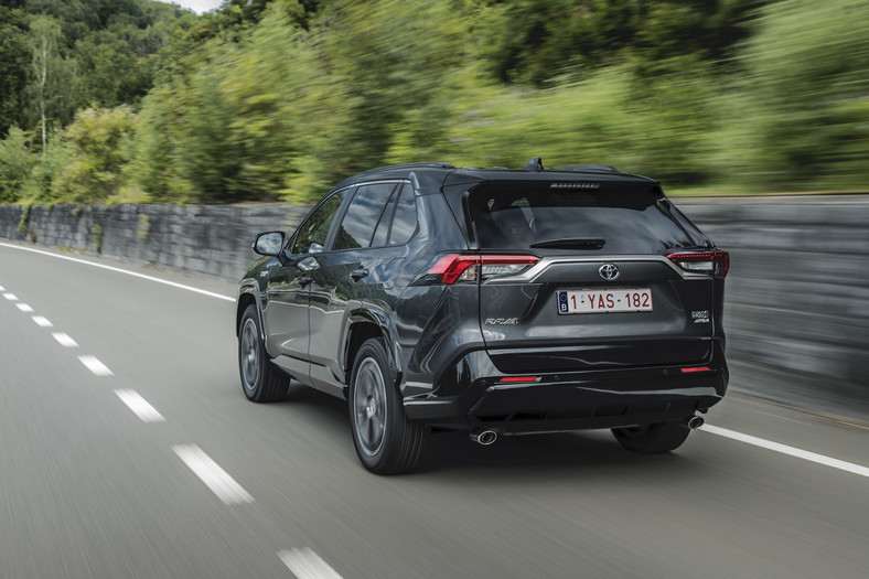 Toyota RAV4 Plugin Hybrid ile kosztuje ponad 300konny SUV?