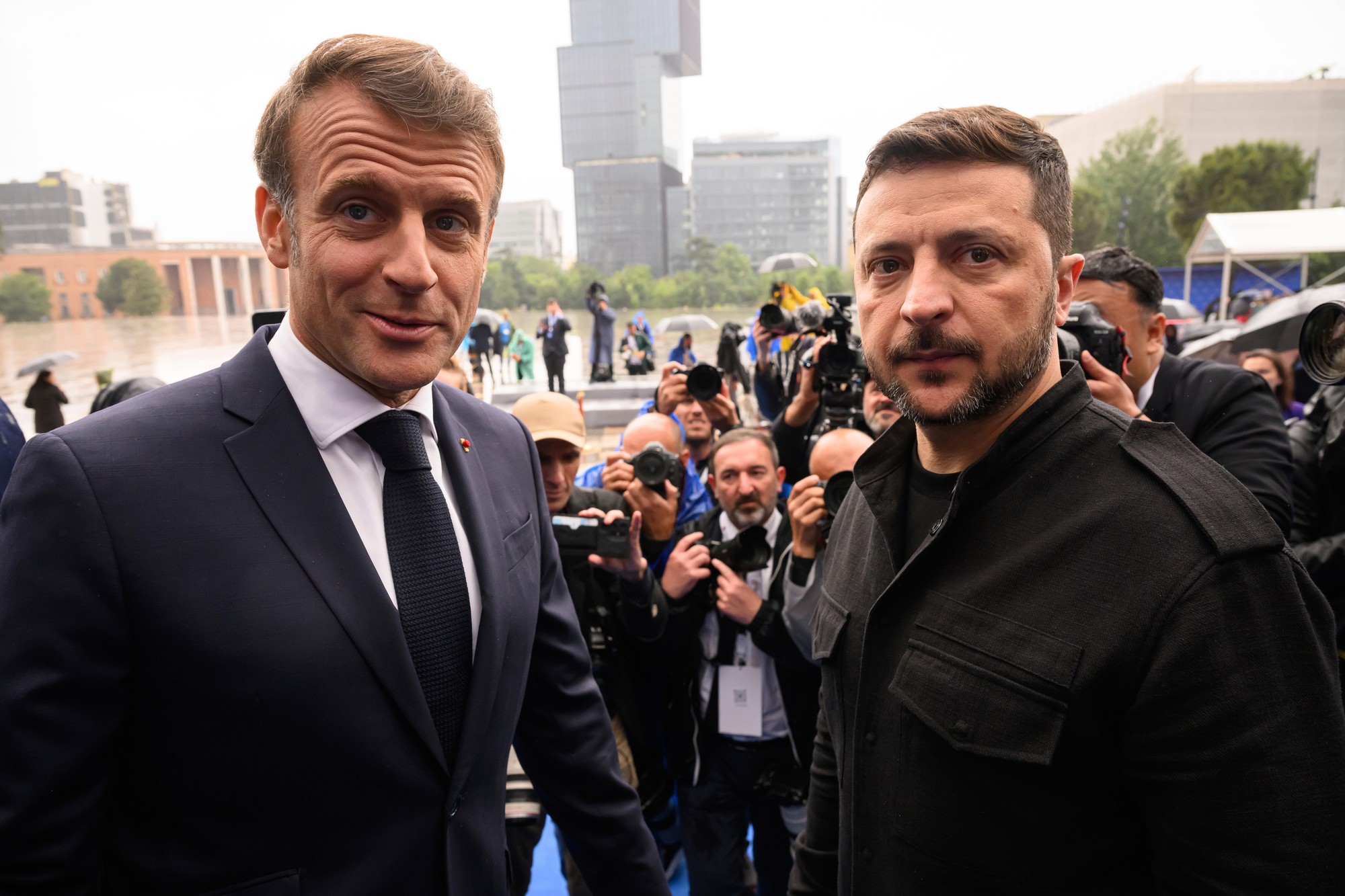Francúzsky prezident Emmanuel Macron a ukrajinský prezident Volodymyr Zelenskyj.