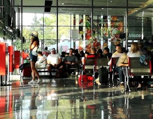 Przy malejącej liczbie nowych zakażeń w Bułgarii otwarto restauracje, centra handlowe, kina