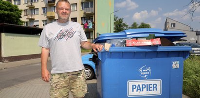 Mała sensacja w Bełchatowie! Sąsiadka się śmiała, że grzebie w śmietniku. Przestała, kiedy zobaczyła, co z niego wyciągnął