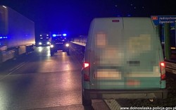 Kompletnie pijany ukradł dostawczaka i wjechał pod prąd na autostradę A4