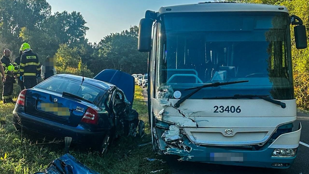 Zrážka osobného auta a autobusu, v ktorom sa viezlo 16 detí.