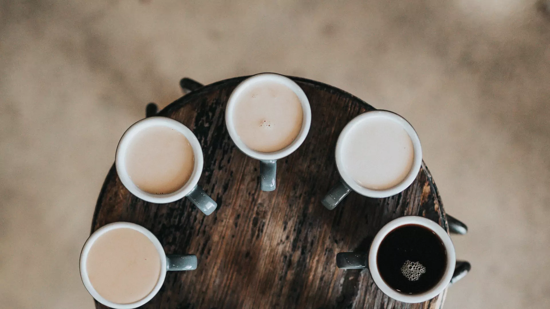 To zdjęcie kubków z kawą jest hitem na Instagramie. Zobacz, dlaczego