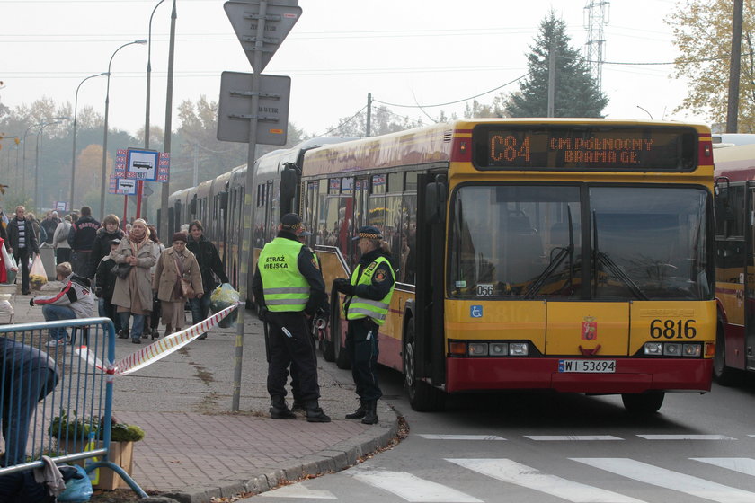 Na warszawskie drogi wyjedzie w najbliższych dniach więcej pojazdów komunikacji miejskiej. Wszystko przez Święto Wszystkich Świętych