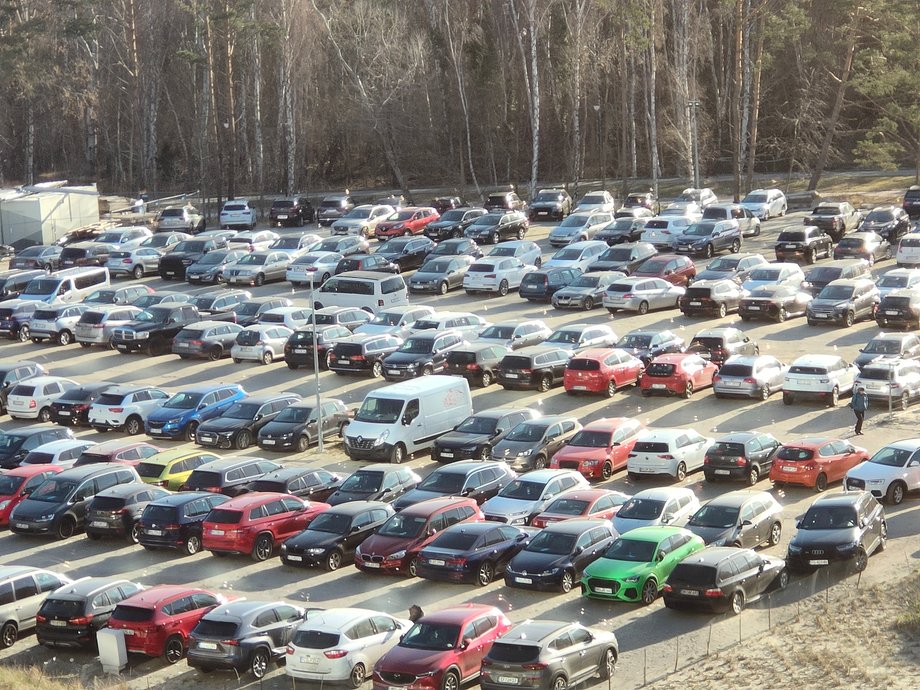 Parking pod jednym z hoteli w Świnoujściu. Dominują niemieckie tablice rejestracyjne